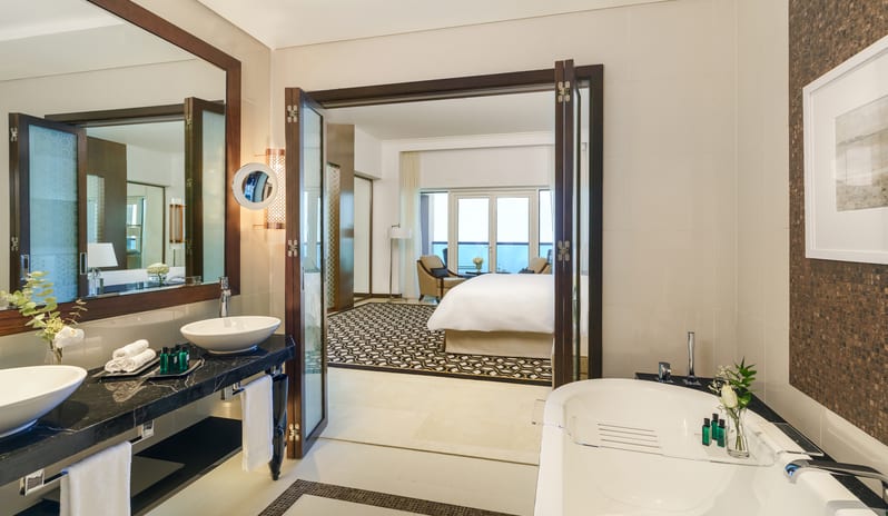 Rixos Marina Abu Dhabi - Premium Room Corniche View with Balcony bathroom